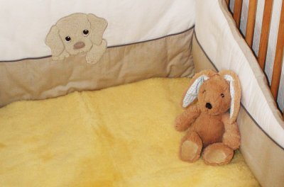 Lammfell-Betteinlage für das Kinderbett